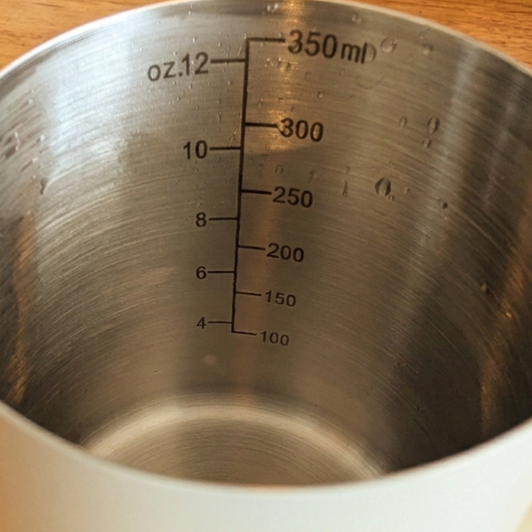 Thermosense milk jug with built-in thermometer , showing capacity measurements inside the jug